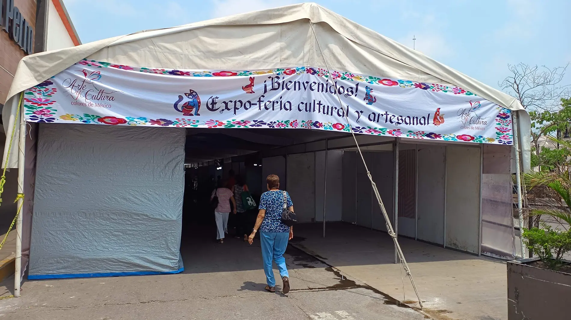 Expoferia cultural y artesanal instalado en a un costado de la plaza “Isauro Alfaro Otero” 